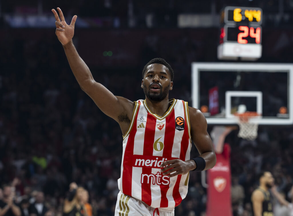 Гледам те, гледам те лепота памет узе, ех да сам малено дугме са твоје блузе, ватра од вина до срца стигла, само играј, све гори само играј