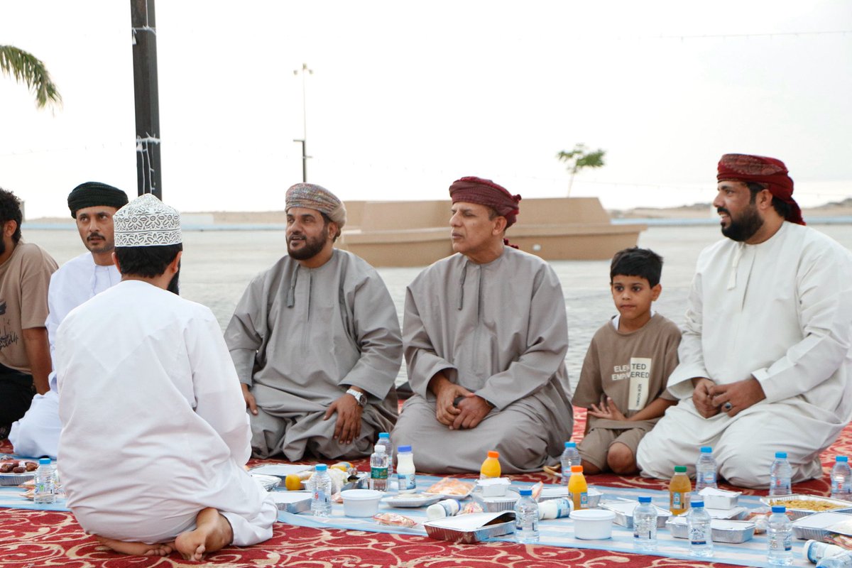 Mirbatcharity's tweet photo. إفطار الصائم الجماعي في ولاية مرباط، في آخر جمعة من شهر رمضان المبارك.
لحظات إيمانية جميلة تجمع أهالي الولاية على مائدة واحدة، في صورة تجسد روح التآلف والتراحم والتكافل بين أفراد المجتمع.
نسأل الله أن يتقبل من الجميع الصيام والقيام وصالح الأعمال. https://t.co/QmdVJuNVcZ