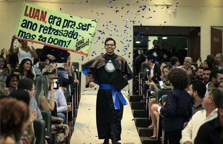AcervoCharts's tweet photo. Amigos levam faixa à formatura de colega que demorou dois anos a mais para se formar. https://t.co/2WPgqkVZKv
