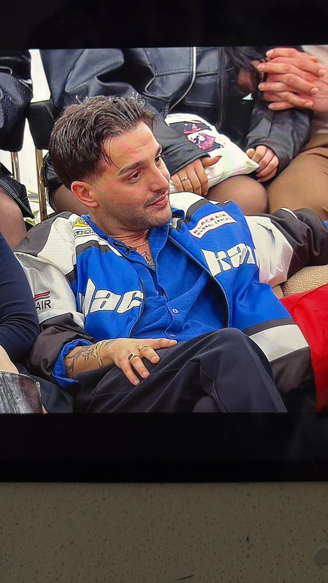 -Hem içerde hem dışarda sevgilisi var
-Sürekli para muhabbeti yapıyor
-Kasıntı 
-Kendini bir halt zannediyor
-1.50 boyu var 
-İçerdeki sevgilisine bu bölüm elini öptürüyor(iğrenç birisi)
-Kadın düşmanı
-Manipülatör
-Yalancı

BU ADAM NİYE VAR AMK 

#kismetseolur