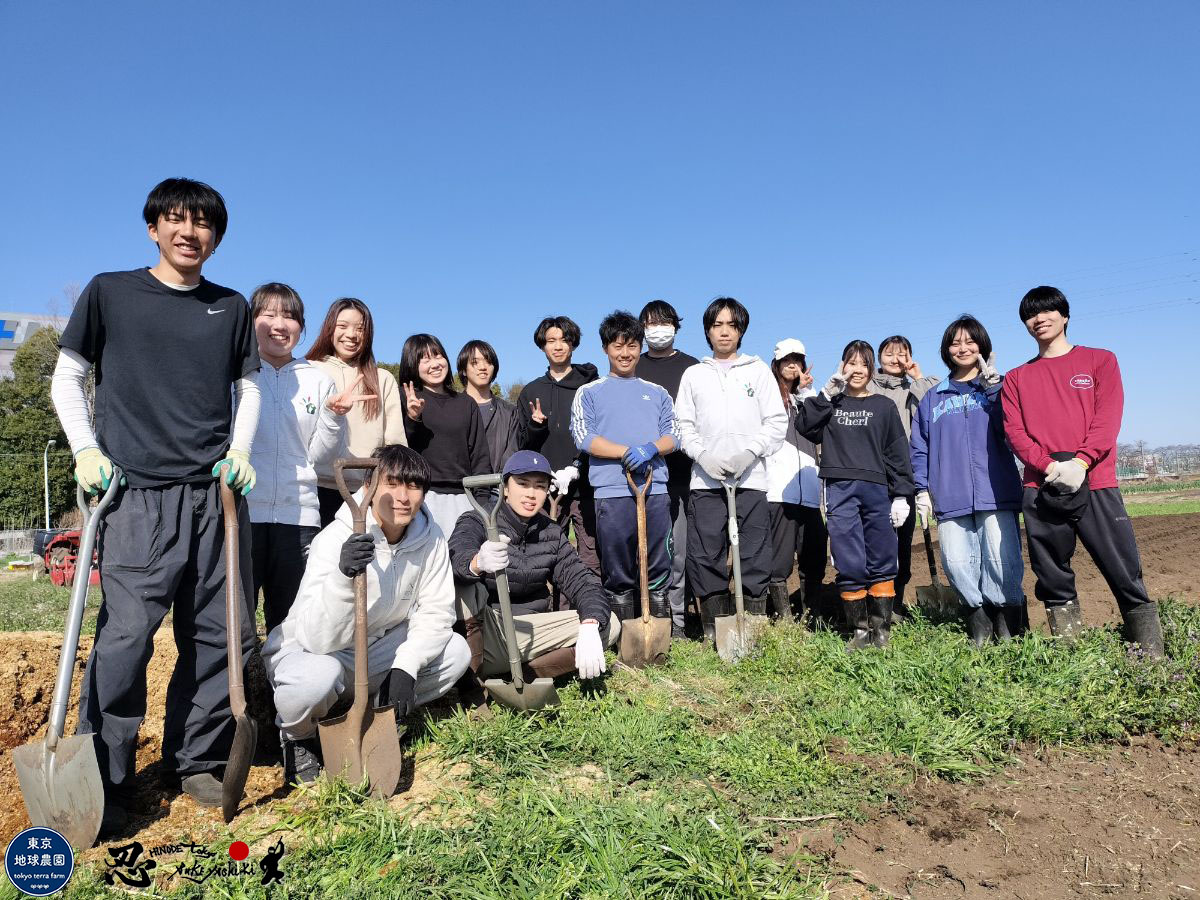 HinodeBuke's tweet photo. #早稲田大学 のボランティアサークル「#WHABITAT」の皆様に感謝!🌱
#東京地球農園 での苗植えや、#日の出武家屋敷 の環境整備に18名の学生が尽力してくれました。
礼儀正しく爽やかな皆様の支援に心から感謝です!
今後の忍者ロケも乞うご期待🥷✨
https://t.co/VpO5ByrAT6
#ボランティア #援農 https://t.co/GWWYxGFZLK