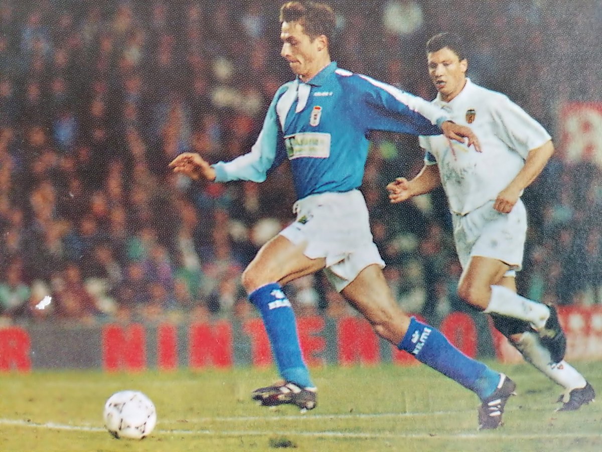 OdFutbolModerno's tweet photo. Conduce Jokanovic un Etrusco ante la mirada de Lubo Penev en un Oviedo-Valencia como el de hoy.

Botas negras y equipaciones Kelme y Luanvi. Los sponsors: Asturias Paraíso Natural y Mediterrania La Comunidad Valenciana. https://t.co/4N769ndAv7