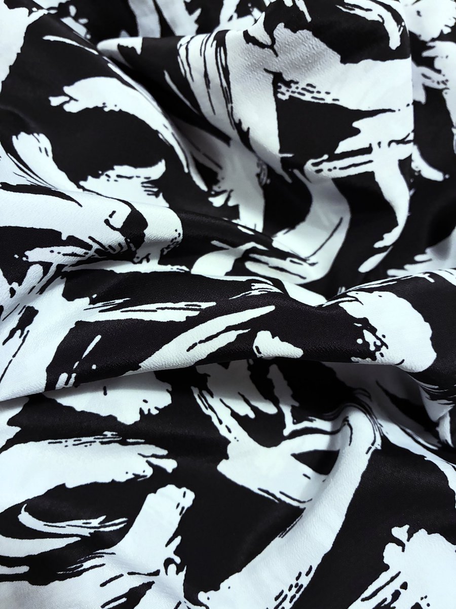 ZARAMIAAVA's tweet image. Currently working on | #MarchMeetTheMaker | 
We’re pleased to share a peek at what we’re currently working on - a mini-collection inspired by the freedom of movement. Here’s one of our gorgeous end of roll  fabrics from a garment we made recently. 
#SustainableFashion