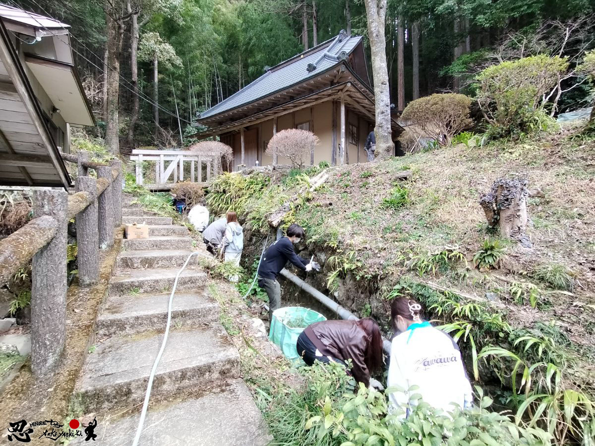 HinodeBuke's tweet photo. #早稲田大学 のボランティアサークル「#WHABITAT」の皆様に感謝!🌱
#東京地球農園 での苗植えや、#日の出武家屋敷 の環境整備に18名の学生が尽力してくれました。
礼儀正しく爽やかな皆様の支援に心から感謝です!
今後の忍者ロケも乞うご期待🥷✨
https://t.co/VpO5ByrAT6
#ボランティア #援農 https://t.co/GWWYxGFZLK
