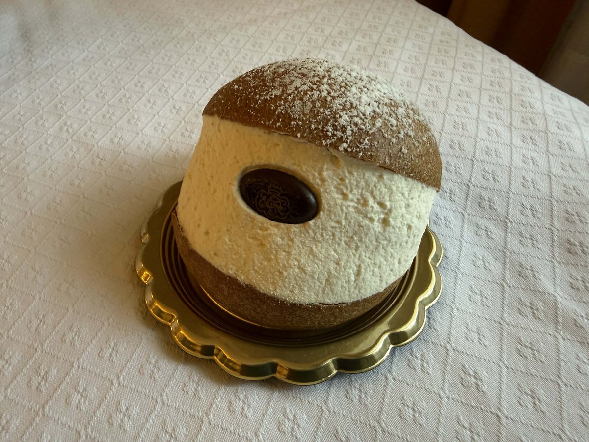 広域開催ゆえの大移動でお疲れモードの取材班は、イタリアのドルチェに癒されています😋

📸生クリームたっぷりの「マリトッツォ」
➡️北イタリア発祥の「ティラミス」
➡️ドイツの伝統的な揚げドーナツ「クラップフェン」 https://t.co/tYMJVaWBTk