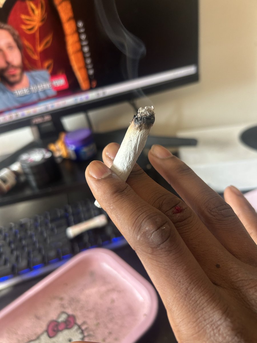 This how Real niggas hold blunts