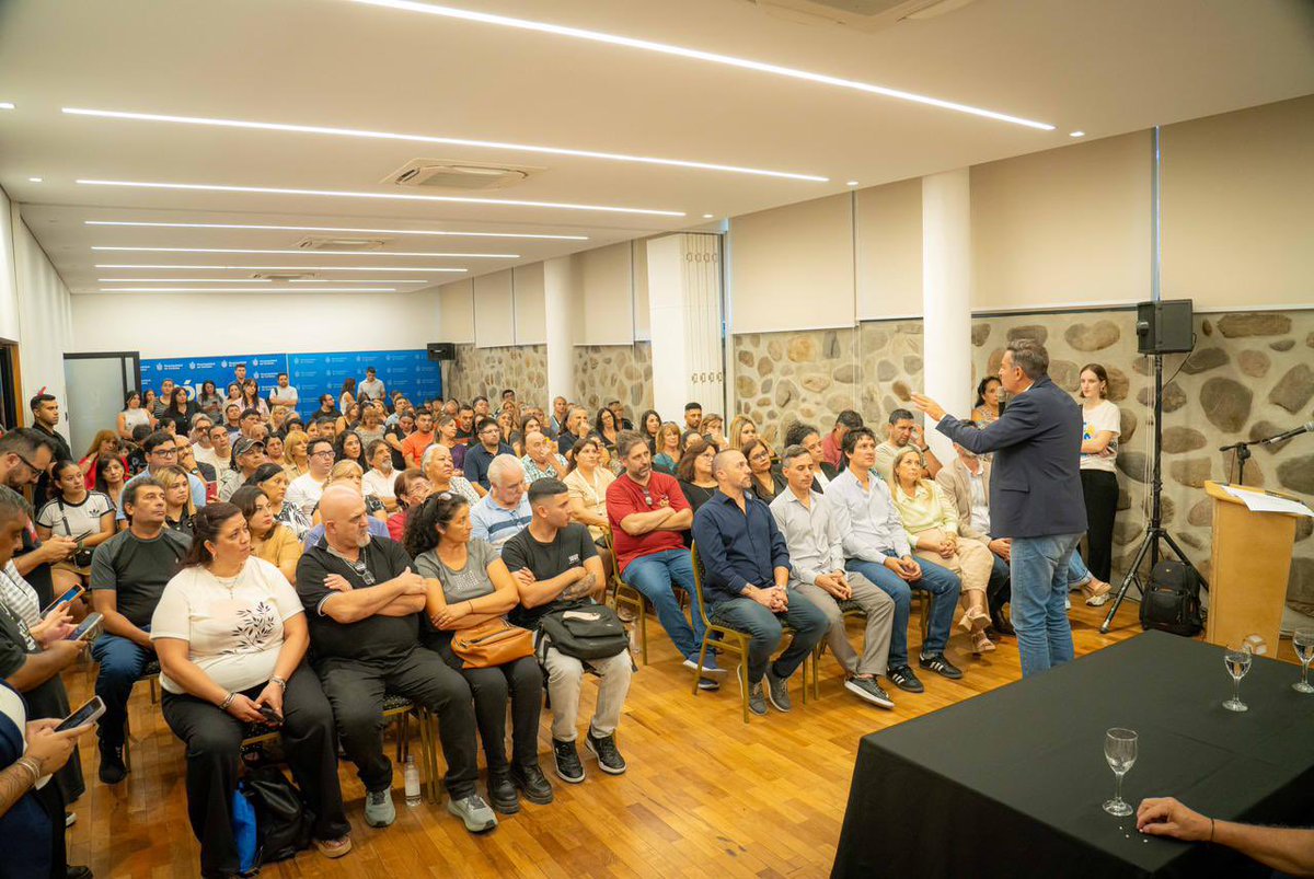 miguelsiciliano's tweet photo. SEGUIMOS TRABAJANDO CON LOS CENTROS VECINALES
Los #CentrosVecinales son instituciones claves para nuestro entramado social. Son cordobeses que ponen su esfuerzo y su tiempo para trabajar por sus barrios. A través de ellos logramos conocer la realidad y las necesidades de las distintas zonas de la Ciudad y acercar soluciones. Por eso siempre van a contar con nuestro apoyo para seguir progresando. Junto a @PasseriniOk y @pichi_oficial entregamos aportes del programa #CodoACodo a 40 Centros Vecinales, para que puedan desarrollar obras de infraestructura. Seguimos trabajando, día a día, para que #Córdoba no pare de ir para adelante.