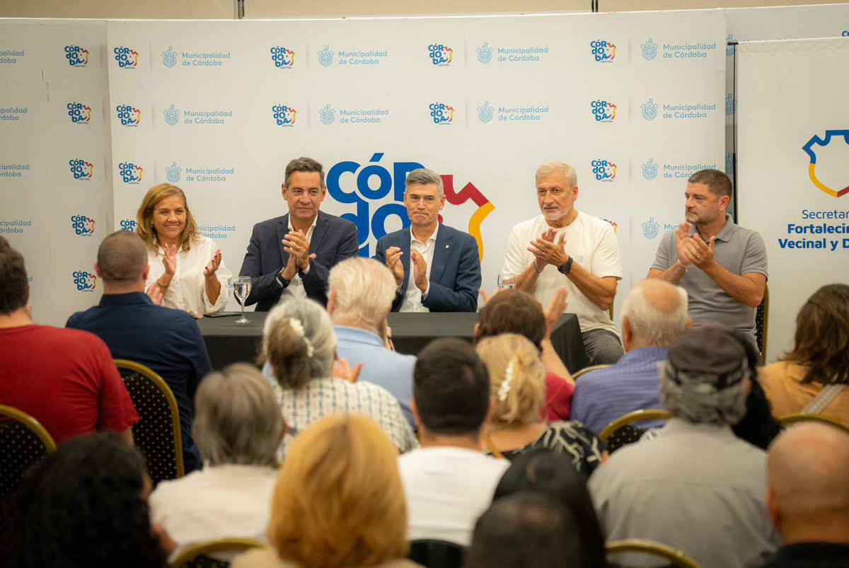 miguelsiciliano's tweet photo. SEGUIMOS TRABAJANDO CON LOS CENTROS VECINALES
Los #CentrosVecinales son instituciones claves para nuestro entramado social. Son cordobeses que ponen su esfuerzo y su tiempo para trabajar por sus barrios. A través de ellos logramos conocer la realidad y las necesidades de las distintas zonas de la Ciudad y acercar soluciones. Por eso siempre van a contar con nuestro apoyo para seguir progresando. Junto a @PasseriniOk y @pichi_oficial entregamos aportes del programa #CodoACodo a 40 Centros Vecinales, para que puedan desarrollar obras de infraestructura. Seguimos trabajando, día a día, para que #Córdoba no pare de ir para adelante.