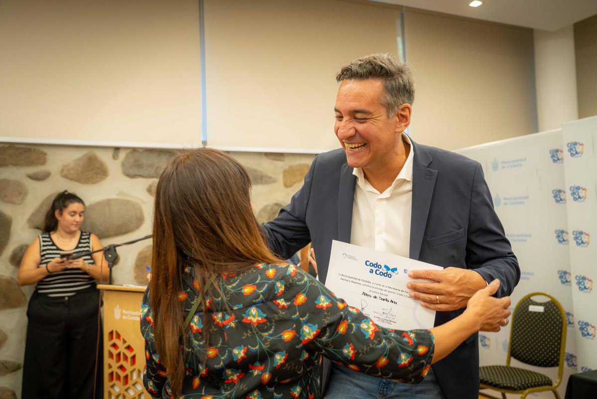 miguelsiciliano's tweet photo. SEGUIMOS TRABAJANDO CON LOS CENTROS VECINALES
Los #CentrosVecinales son instituciones claves para nuestro entramado social. Son cordobeses que ponen su esfuerzo y su tiempo para trabajar por sus barrios. A través de ellos logramos conocer la realidad y las necesidades de las distintas zonas de la Ciudad y acercar soluciones. Por eso siempre van a contar con nuestro apoyo para seguir progresando. Junto a @PasseriniOk y @pichi_oficial entregamos aportes del programa #CodoACodo a 40 Centros Vecinales, para que puedan desarrollar obras de infraestructura. Seguimos trabajando, día a día, para que #Córdoba no pare de ir para adelante.
