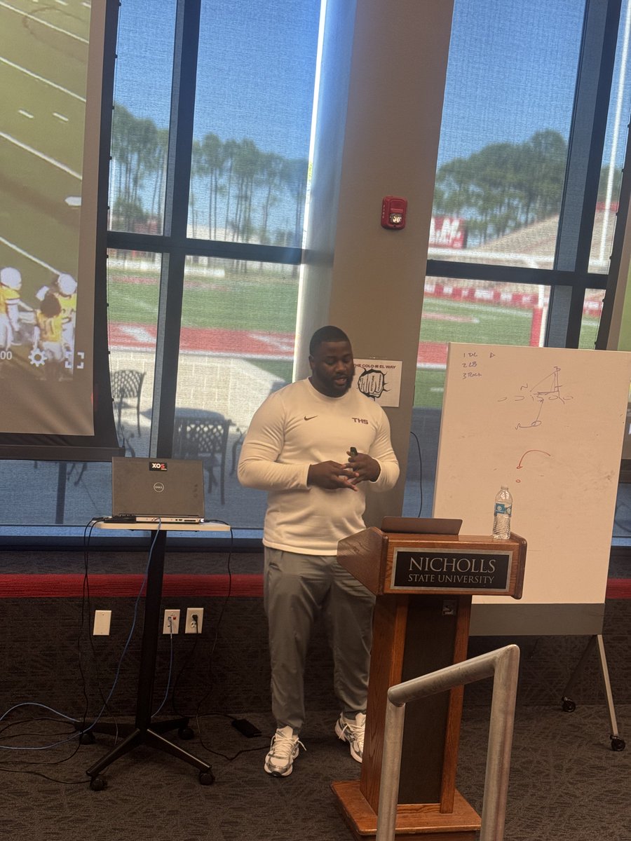 Coach Robert Valdez tweet media