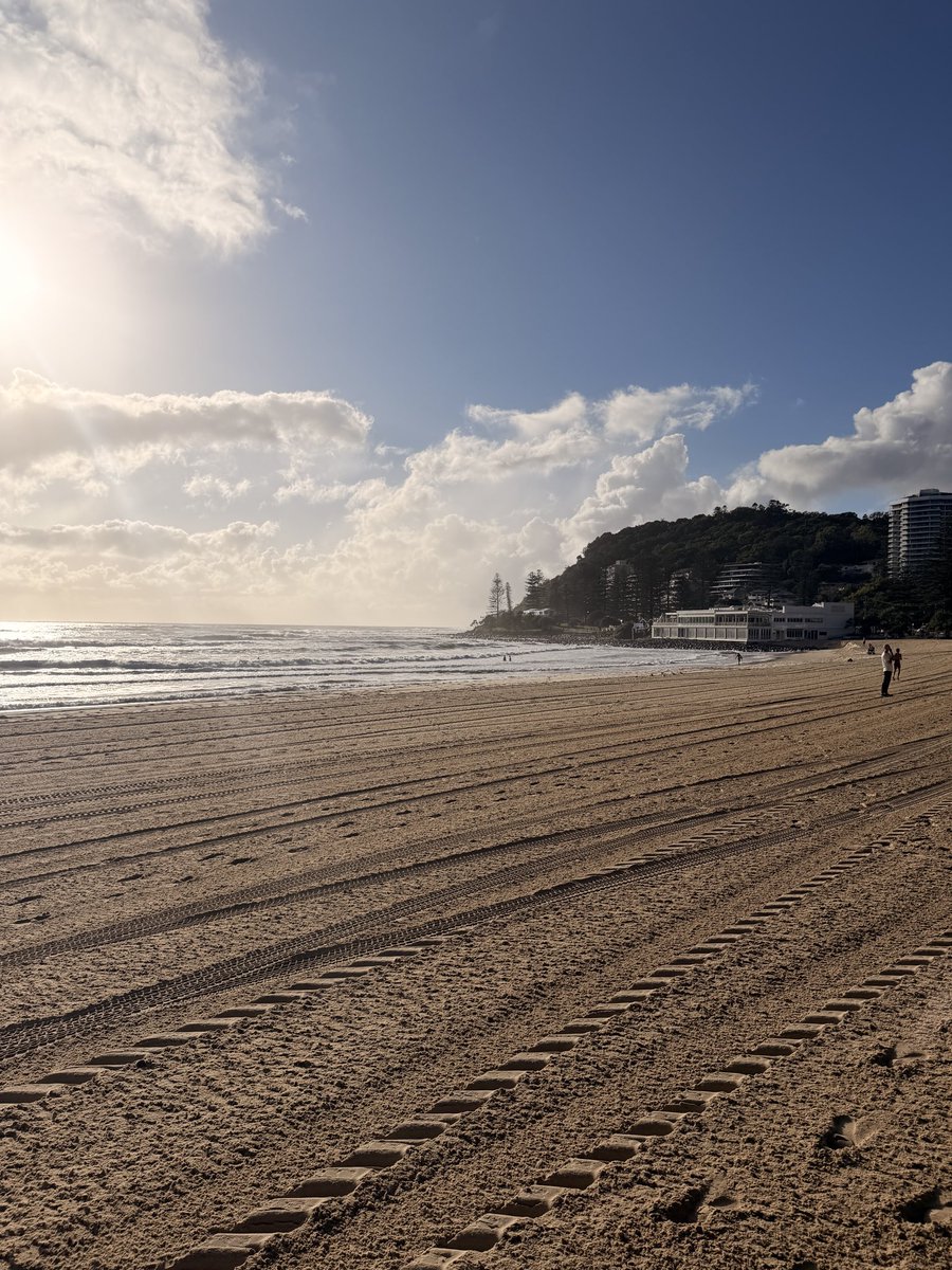 duttonkona's tweet photo. Gold Coast looking good.  Oceans a bit angry 😡 but the walk was refreshing #goldcoast https://t.co/x9YgKYhQv5
