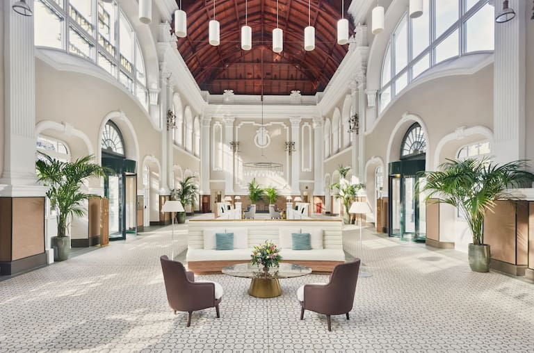 Así quedó una vieja estación de tren abandonada que fue transformada en un hotel de lujo.
 lanacion.com.ar/propiedades/as…