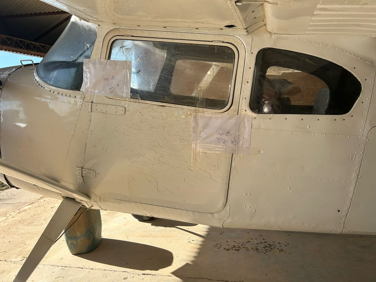 DCCO_Paraguay's tweet image. [AHORA] #Filadelfia #Chaco Golpe al crimen organizado. Agentes del #DCCONT incautaron una avioneta y detuvo a un ciudadano boliviano. Se trata de Jorge Ingala Pacheco. La aeronave irregular, sin matrícula y en proceso de armado, fue lacrada y quedo a cargo de la Fiscalía.