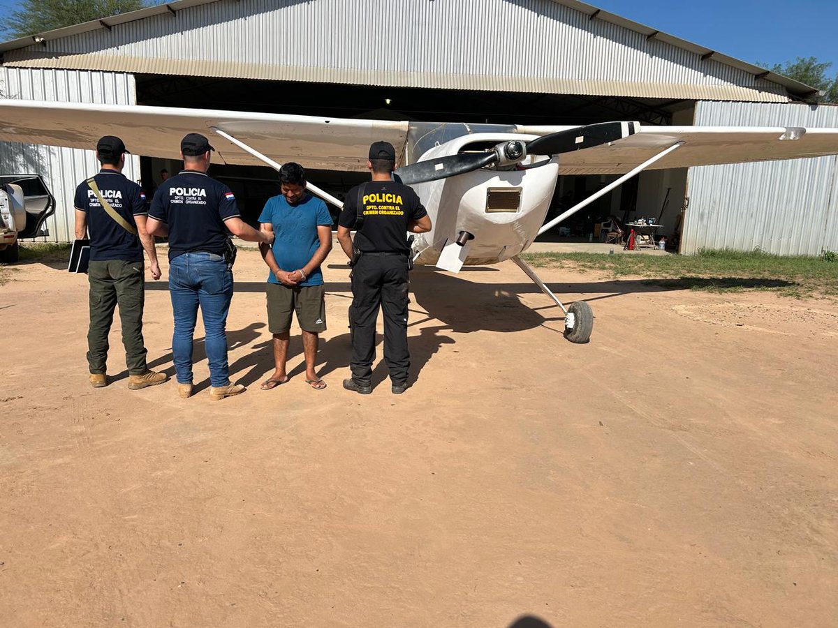 DCCO_Paraguay's tweet image. [AHORA] #Filadelfia #Chaco Golpe al crimen organizado. Agentes del #DCCONT incautaron una avioneta y detuvo a un ciudadano boliviano. Se trata de Jorge Ingala Pacheco. La aeronave irregular, sin matrícula y en proceso de armado, fue lacrada y quedo a cargo de la Fiscalía.