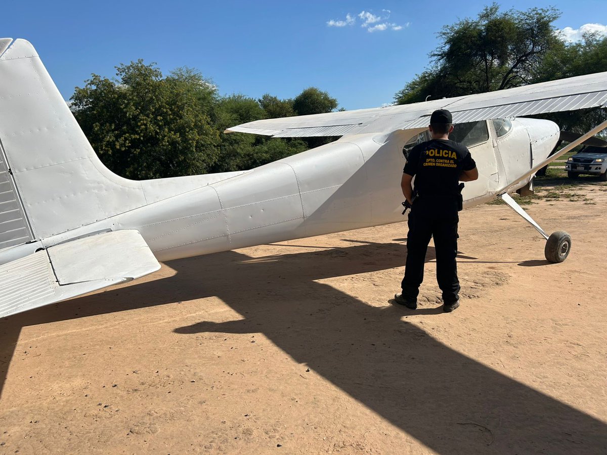 DCCO_Paraguay's tweet image. [AHORA] #Filadelfia #Chaco Golpe al crimen organizado. Agentes del #DCCONT incautaron una avioneta y detuvo a un ciudadano boliviano. Se trata de Jorge Ingala Pacheco. La aeronave irregular, sin matrícula y en proceso de armado, fue lacrada y quedo a cargo de la Fiscalía.