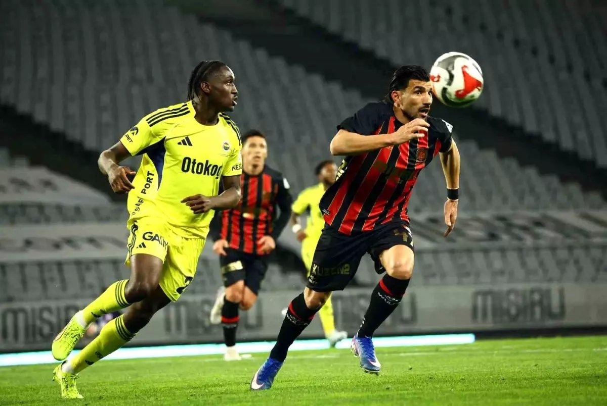 Fenerbahçe futbolcularının ve ailelerinin telefonlarına tehdit, hakaret ve küfür içerikli mesajlar gönderildiği bildirildi.

Futbolcuların ve kulübün avukatlarının konuyu takip ettiği öğrenildi.

(TRT Spor)