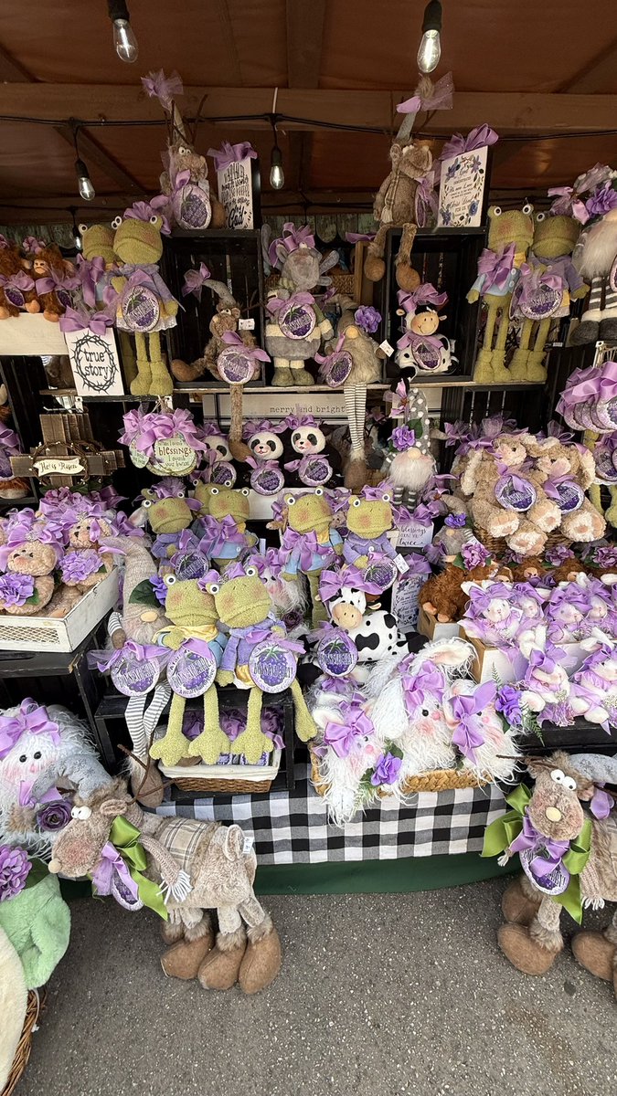 ParksAndCons's tweet image. The craft village returns with a variety of local artists and vendors #BoysenberryFestival