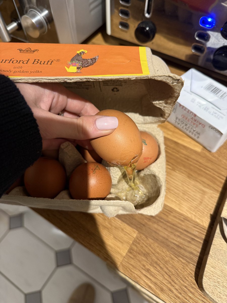 oliwiakt_'s tweet photo. @waitrose hi, I had two cracked eggs in my online shop, delivered this morning. Could I please get a refund? https://t.co/yjZGMFMCNN
