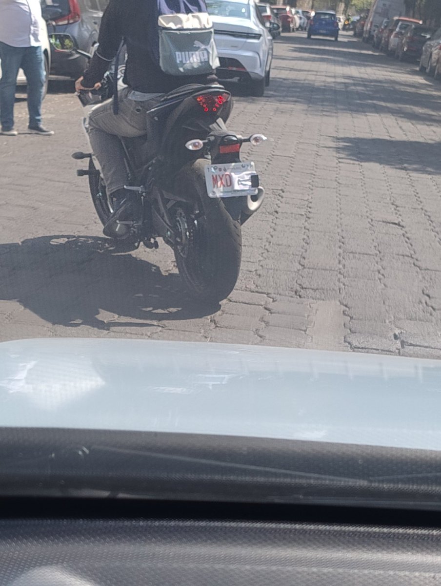 CTMA73's tweet photo. @Alcaldia_Coy @SSC_CDMX  @AztecaNoticias @lopezdoriga @UCS_GCDMX @ClaraBrugadaM este personaje circulando ah exceso de velocidad, metiéndose entre carros, traer colgado una charola de oficial y dándose el lujo de tapar su placa ! Este es nuestro CDMX? https://t.co/YVxSeT0OsS