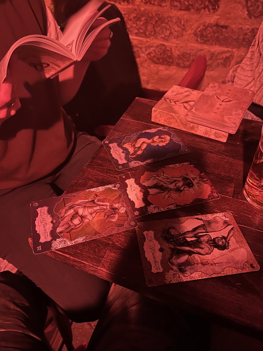 de4thgr6ps's tweet image. My s3x life tarot reading…..anyone wanna contribute? #scary