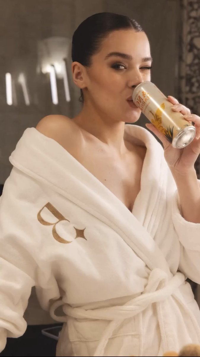 Hailee Steinfeld Daily tweet media