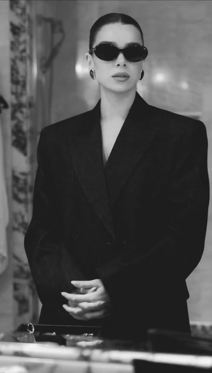 Hailee Steinfeld Daily tweet media