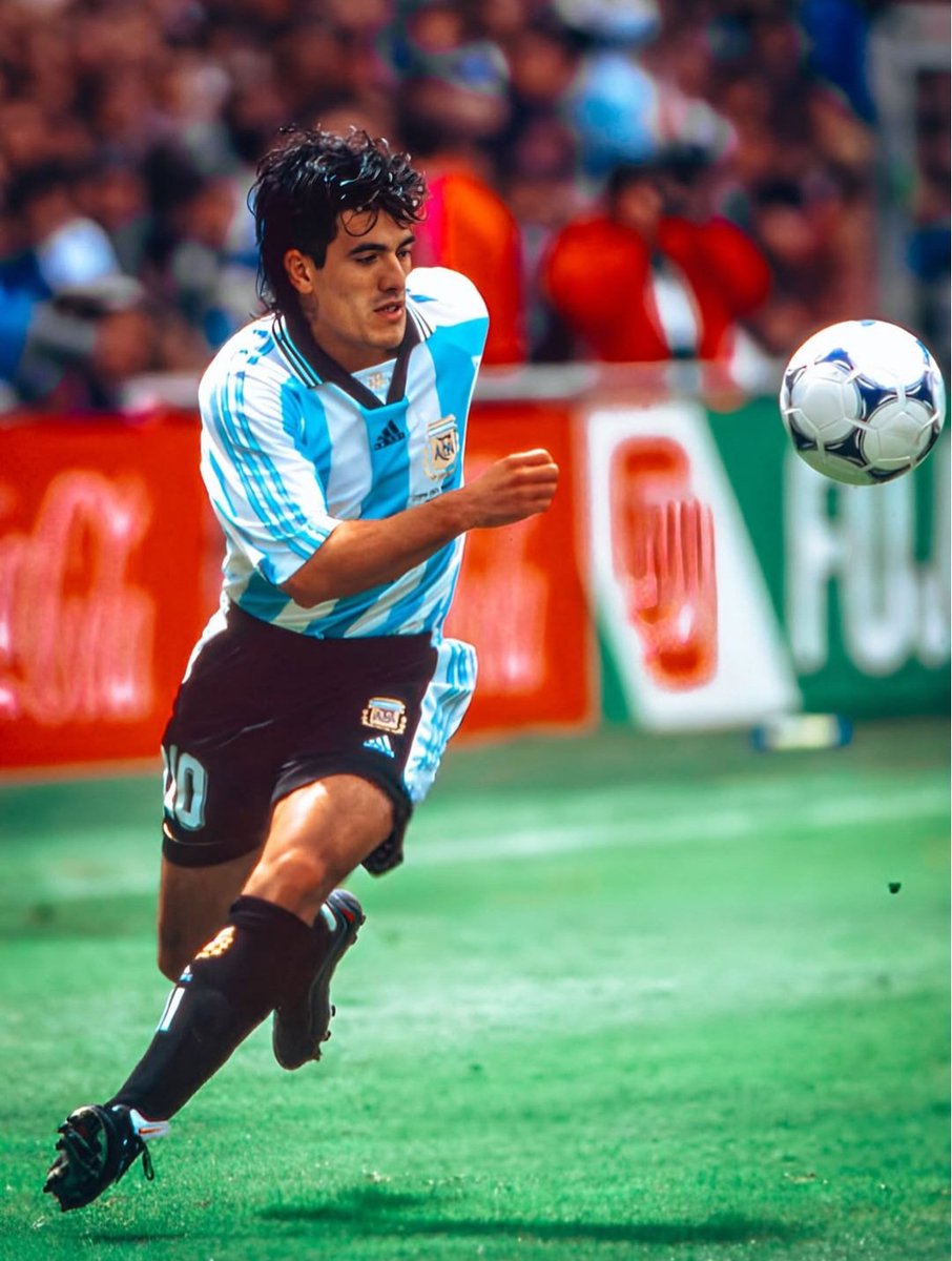 Ortega 1998. De las indumentarias más lindas de la historia de la Selección Argentina.