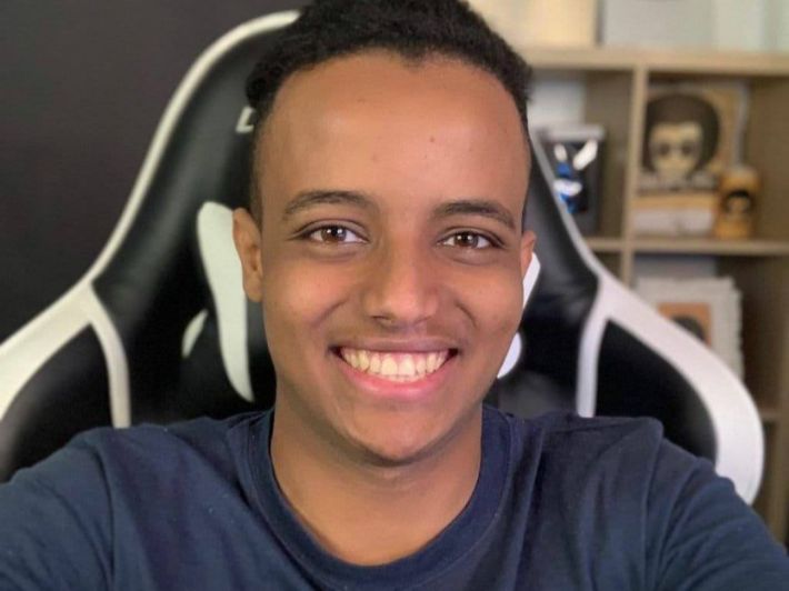 يا <a href="/grok/">Grok</a> اجعله اشقر وله دقن وعضلات