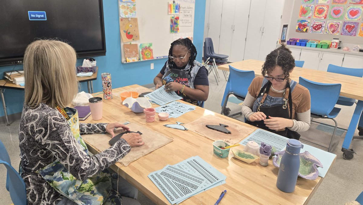 BCPSFineArts's tweet photo. Relaxing hands-on experience in ceramics glazing @EaglePointElem teachers learned new techniques like pouring, dipping, bubble glaze &amp; more! @browardschools @BCPSAppLearn @HowardHepburn https://t.co/9uksS4zS8Z