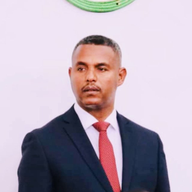 NatnaelMekonne7's tweet photo. ከትናንት ጀምሮ የህወሓት ሰዎች “ቶፊቅ ቶፊቅ” እያሉ ሲያለቅሱ ነው ያደሩት። ጠቅላይ ሚኒስትር አብይ አንድን ሰው ሲሾም የህውሀት ፀሃፈ ትዛዞች ቀድመው ካለቀሱ ያ ሰው ትክክለኛ  ሰው ነው ማለት ነው። 

የአዲስ አበባ ከተማ ፖሊስ ምክትል ኮሚሽነር ወጣቱ ቶፊቅ ገና ቢሮ ሳይገባ የጠላት ኡኡታ በዝቷል። አዲስ አበባ ላይ ሊሰሩት ያሰቡትን የክፋት ትብታብ እንደሚበጣጥስባቸው ቀድመው ታውቋቸው ይመስል ሚዲያ ላይ እየተላቀሱ ነው።  ረዳት ኮሚሽነር ቶፊቅ ለእናት ሐገሩ ወጣትነቱን የሰጠ፣ ደሙን ያፈሰሰ፣ ውስብስብ የሆኑ ችግሮችን በቀላሉ ለመፍታት ዝቅ ብሎ ራሱን ሲያበቃ የኖረ የጠላት ራስ ምታት ነው። የኢትዮ ኤርትራ ጦርነት ባድሜ ስለ ቶፊቅ ትመስክራለች! 

ለማንኛውም ለኢትዮጵያ ጠላቶች መልካም የለቅሶ ዘመን እንመኛለን!  ለረዳት ኮሚሽነር ቶፊቅ መደድም የስኬት ዘመን እንዲሆንለት እንመኛለን!