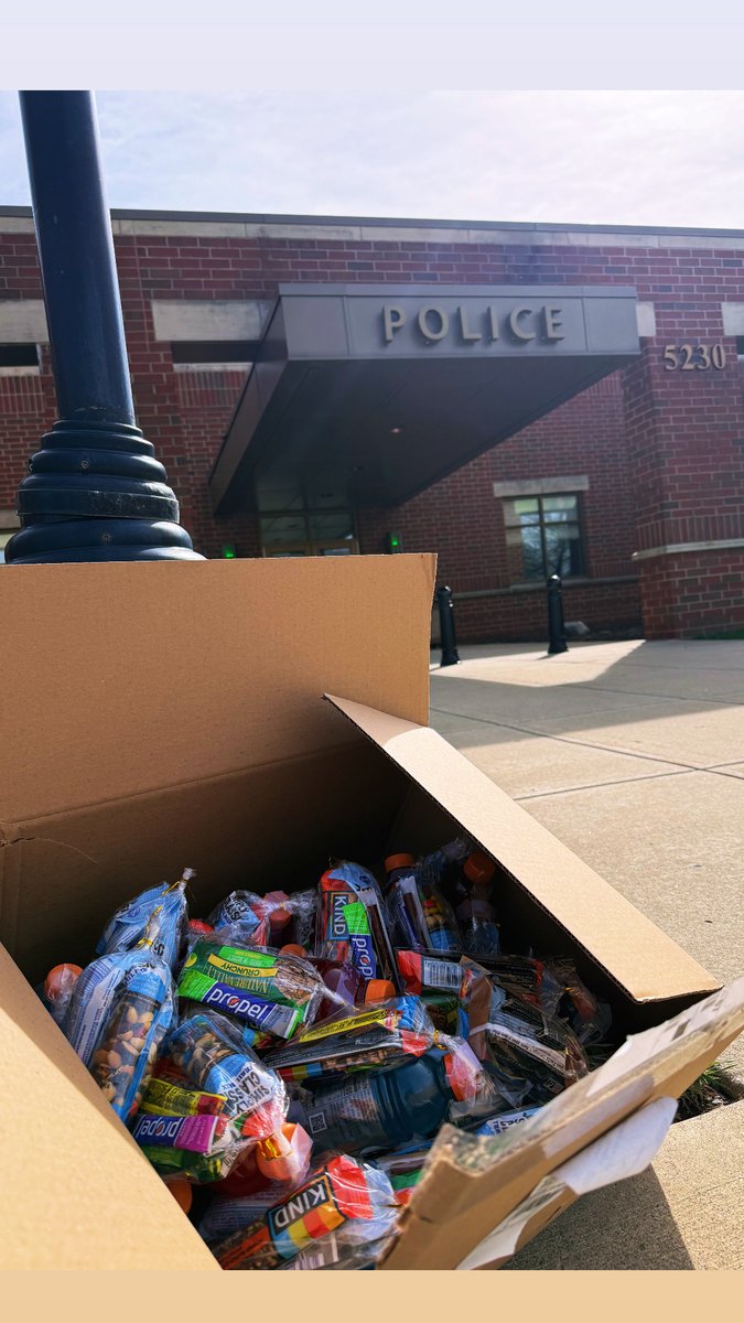 StateFarmCody's tweet photo. Good Samaritan Day, felt like the perfect excuse to drop off some goodie bags for the officers who serve our community every day. Just a small thank you for a big job.😁💙

#OurStateFarm #Goodneighbor #StateFarm https://t.co/wYoPJgcnY2