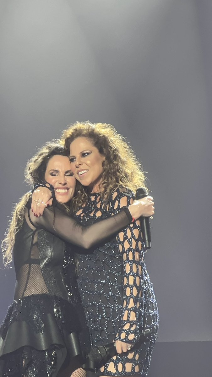 Las adoramos.  #SieteNochesMalú
