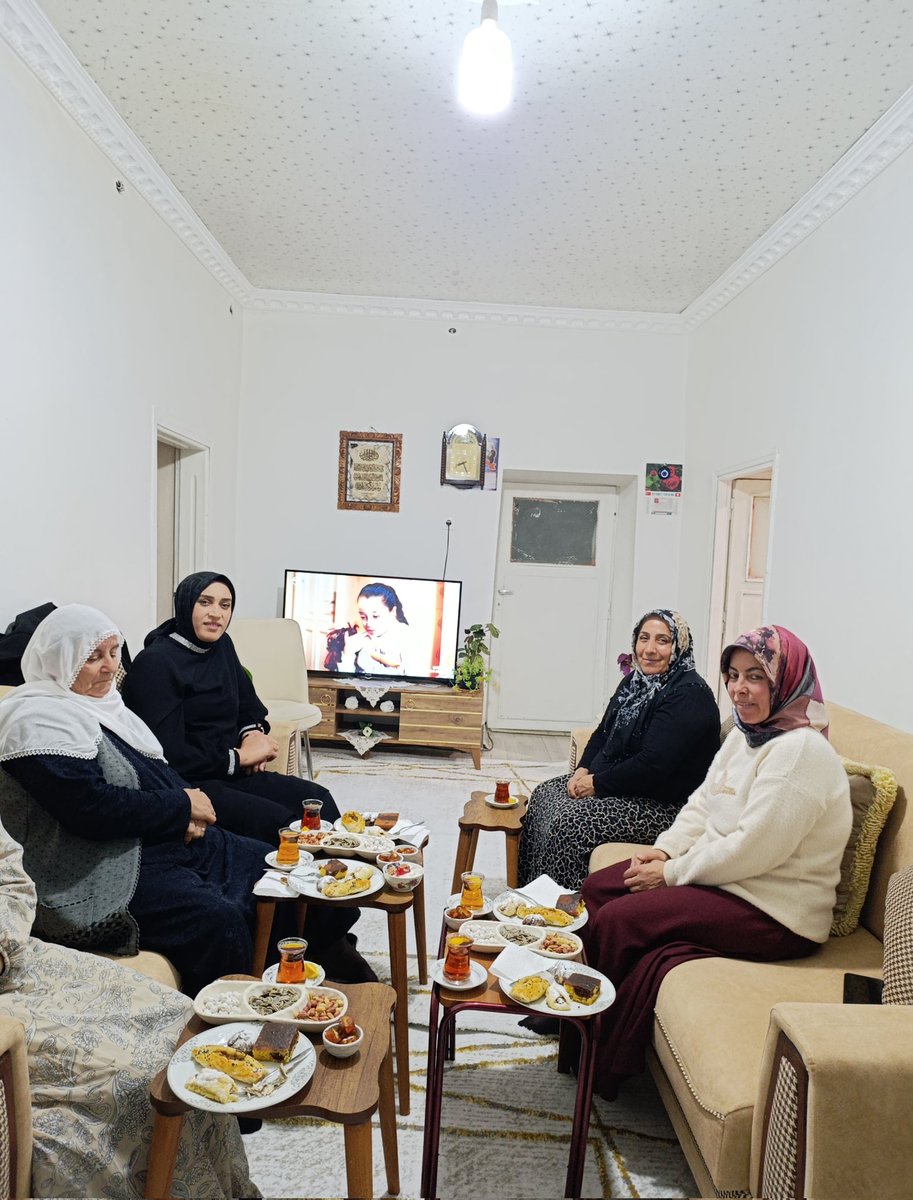 Ramazanı dolu dolu geçirme gayretindeyiz. Gece gündüz demeden saha çalışmalarımızı ve hane ziyaretlerimizi sürdürüyoruz.İftar sonrası ise kıymetli kadınlarımızla çay saatinde bir araya gelerek sohbet ediyor, taleplerini dinliyoruz.
<a href="/tugbaisikercan/">Tuğba IŞIK ERCAN</a> 
<a href="/zerrin_arslan/">Zerrin Arslan</a>
<a href="/zerrin_alpaslan/">Zerrin Alpaslan</a>
