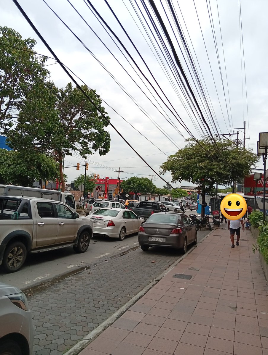 AB_C1994's tweet photo. Buenas tardes CNEL, pueden inspeccionar un cable que anda colgado por el dipaso de la alborada, Av. Benjamin Carrion, puede producir accidentes, muchas gracias. @CNEL_EP https://t.co/jrD6wRCJx2