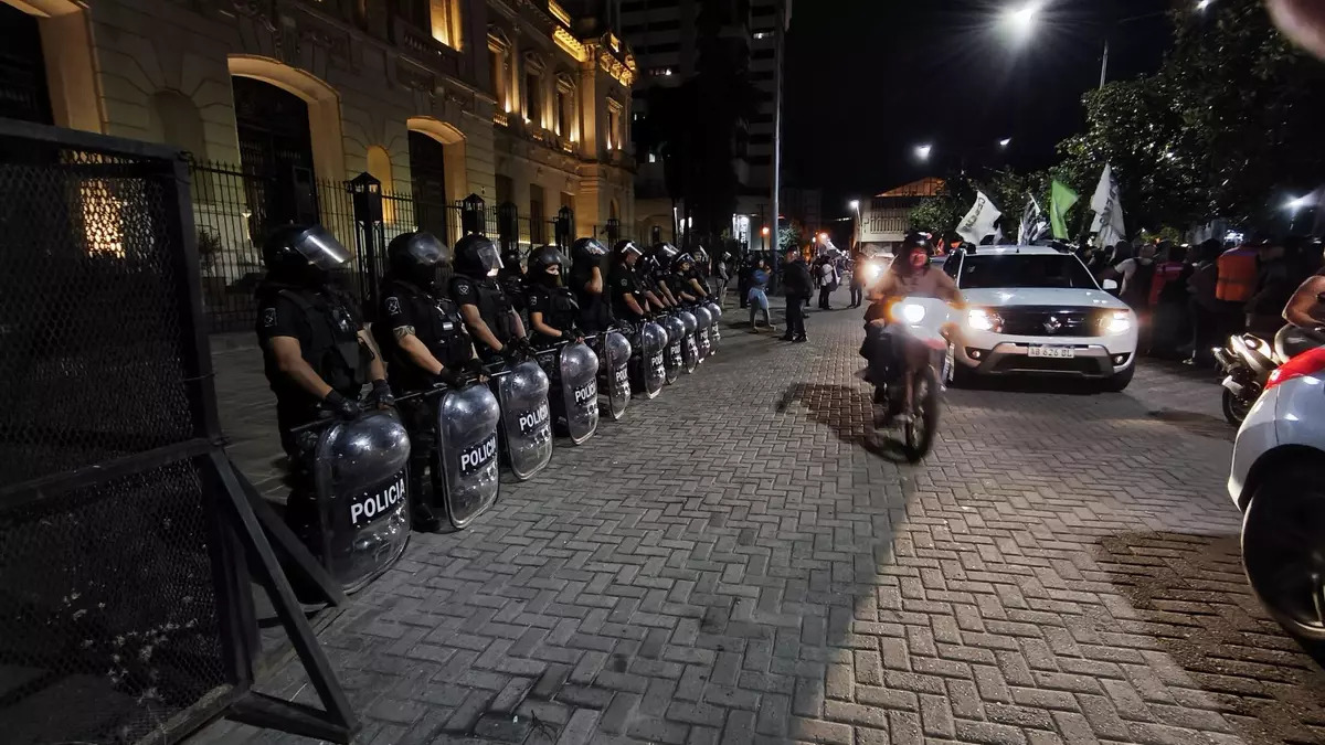 BairesParaTodos's tweet photo. La tensión estalló en las calles: protestas masivas de estatales en cuatro provincias aliadas de Milei por reclamos salariales
#Catamarca #Jujuy #ProtestasMasivas #SanJuan #SantaCruz
https://t.co/Sj4lN3KSJP https://t.co/eSG5IlFOPD