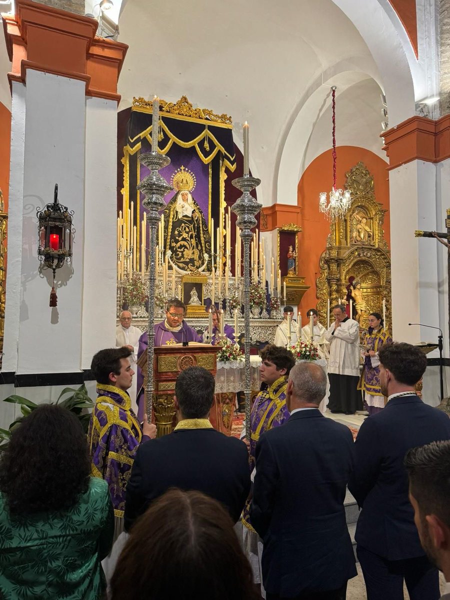 Último día del septenario en honor a Nuestra Señora de los Dolores, presidido por el obispo auxiliar de la Archidiócesis de Sevilla, Teodoro León Muñoz, al que he querido acompañar junto a la hermandad, en los cultos dedicados a la Virgen.