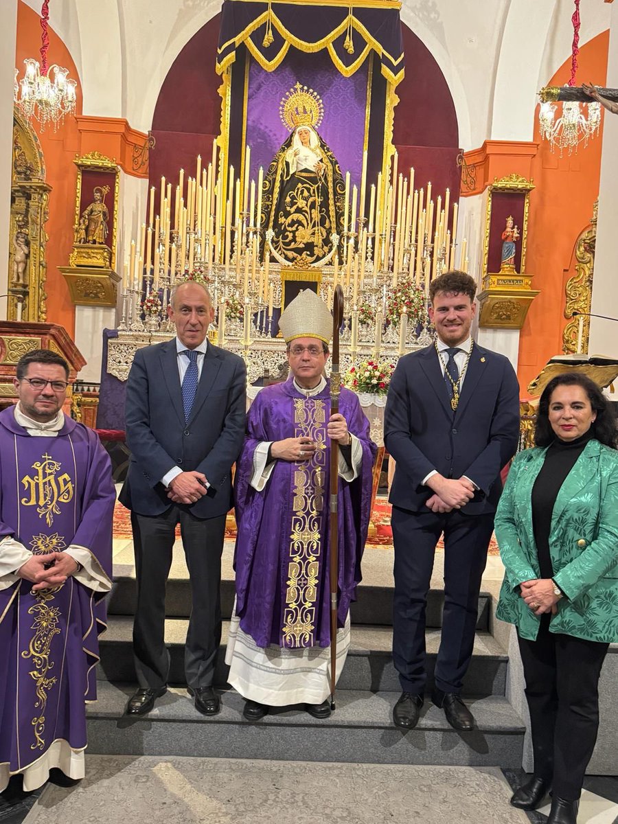 Soriano_Alcalde's tweet photo. Último día del septenario en honor a Nuestra Señora de los Dolores, presidido por el obispo auxiliar de la Archidiócesis de Sevilla, Teodoro León Muñoz, al que he querido acompañar junto a la hermandad, en los cultos dedicados a la Virgen. https://t.co/Q72BtWGH4G
