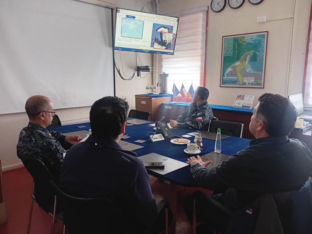 senapredmagalla's tweet photo. Director #SENAPREDMagallanes se reunió con personal de la Gobernación Marítima de Punta Arenas y de la III Zona Naval para coordinar ejercicio de #Simulacro por accidente marítimo, de esta forma se pondrán a prueba protocolos y se medirán tiempos de respuesta. https://t.co/cF9xMTGAAo