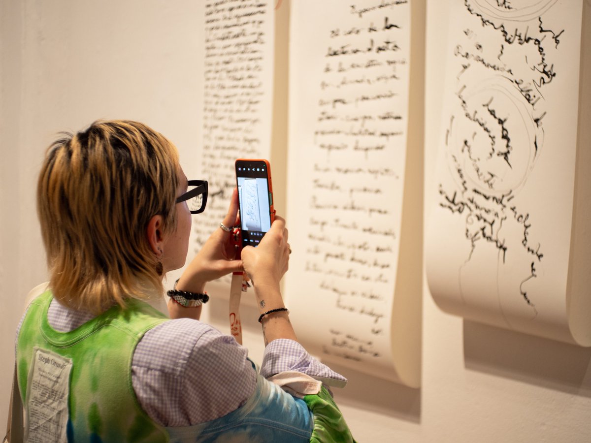 transliterado's tweet photo. Algunos momentos de la apertura inaugural del proyecto expositivo “Lectoescritura", de la artista Laiza Onofre, este pasado jueves 12 de marzo de 2026.

Visítala de martes a domingo, de 10:00 am a 5:00 pm, en la Sala de la Estampa, del Museo Metropolitano de Monterrey. https://t.co/syTR87Vx6S