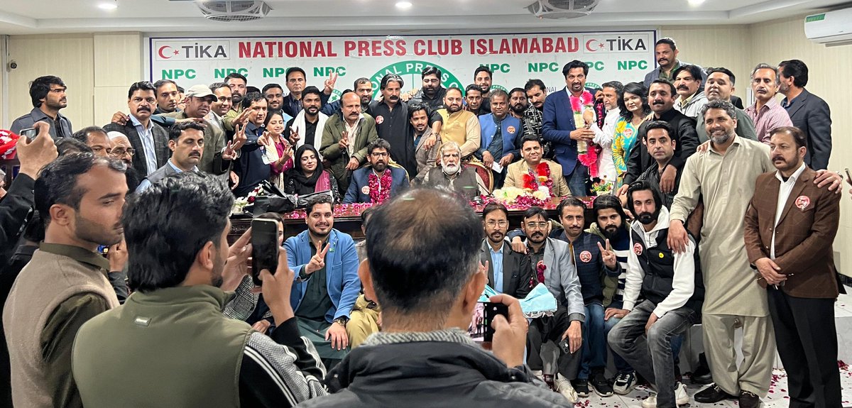 YasirNazar77's tweet image. نیشنل پریس کلب میں 20 سالہ اقدار کا دور ختم،،ڈیمو کریٹ پینل نے میدان مارنے کے بعد صحافیوں کیلئے متعدد منصوبے شروع کرنے اور آزادی صحافت کیلئے بھرپور کردار ادا کرنے کا اعلان کردیاتمام ووٹ ڈالنے والے ووٹرز کا شکریہ جنہوں نے کامیابی کیلئے اپنا اپنا ووٹ کاسٹ کیا
#npc @javerias @press