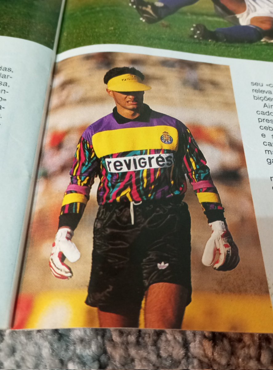 Confesso que não me lembro deste equipamento do Vítor Baía e muito menos daquela pala amarela... O futebol de outros tempos trazido pelo número 72 da revista "Foot" de outubro de 1990.