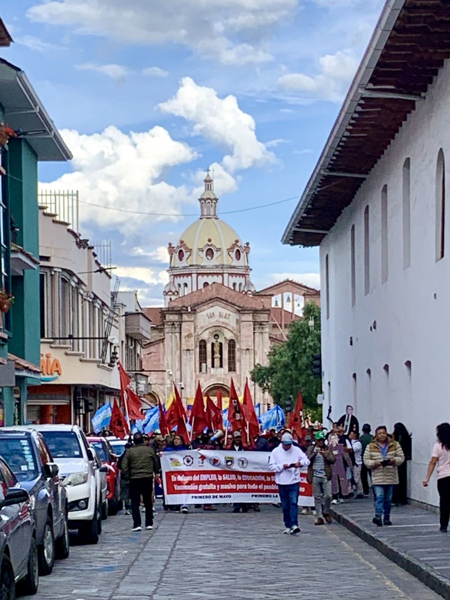 dedoenlallagaec's tweet photo. 🚨 #URGENTE | Con el grito de “Fuera Noboa Fuera” empieza la marcha en Cuenca. Varias organizaciones sociales y sindicales se movilizan en rechazo a #Noboa, la Ley GAD, la Ley Minera y la flexibilización laboral…
#Marcha #Movilizaciones #FUT #CEOSL https://t.co/n9fXLTDZNT