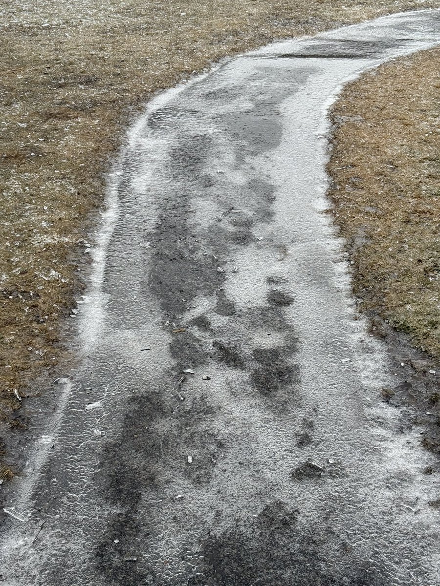 danielbeland's tweet photo. Encore de la glace 🧊 #Montreal #photos #photography #Quebec #Canada @meteomedia @weathernetwork @Monmontreal #verglas #freezingrain @MTL_Ville @Montreal https://t.co/xvHT8s4rTd