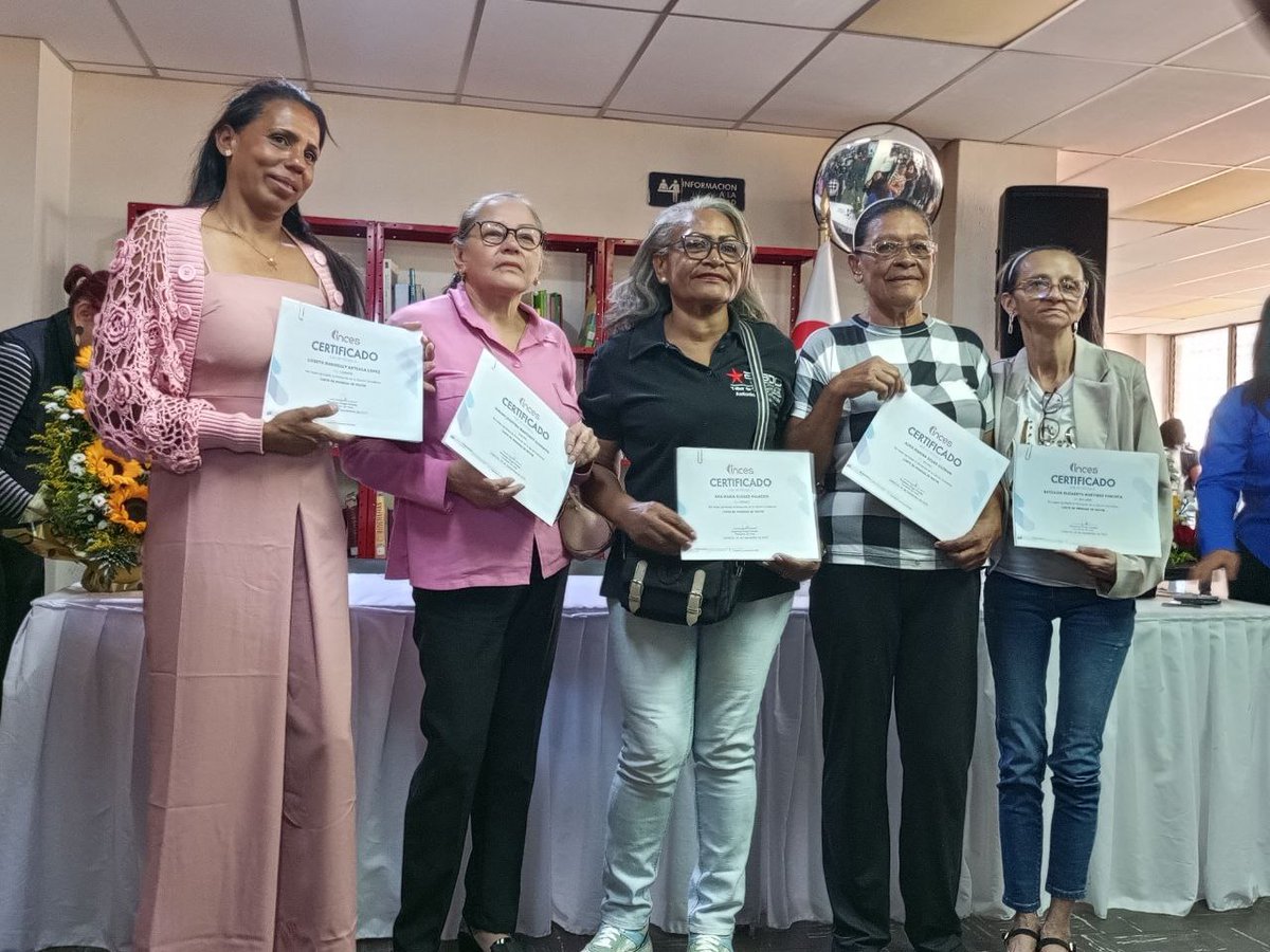 YorksComuna's tweet image. 🤜 Emotiva entrega de certificado a Voceras y Voceros de la Comuna Socialista Antonio José de Sucre.

💢Se llevó a cabo en la Biblioteca Micaela González de Nazoa , el sector guarataro pq. San 

💯 Formate #INCE 

@delcyrodriguezv
@gestionperfecta
@NorisHerrerar