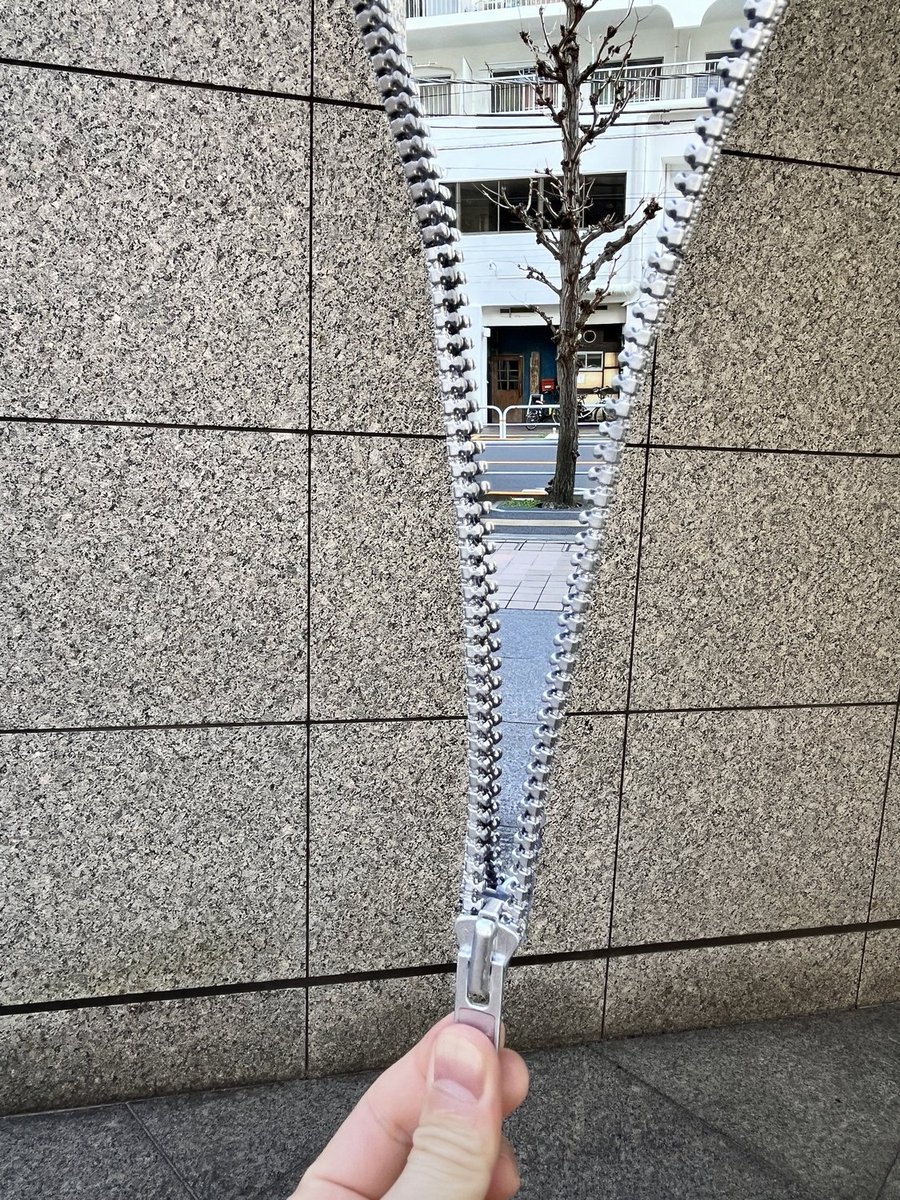 ModernNotoriety's tweet photo. This zipper mirror lets you take photos that look like you’re unzipping the wall https://t.co/cXXUWXUDVG