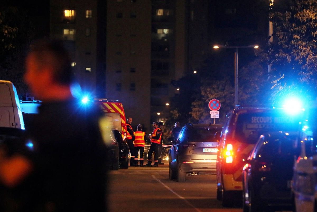 🔴🇫🇷 𝗔𝗟𝗘𝗥𝗧𝗘 𝗜𝗡𝗙𝗢 — Une femme a été TUÉE à COUPS DE MARTEAU ce soir à Nice, sous les yeux de son fils âgé de 13 ans, par un individu cagoulé actuellement EN FUITE.

Peu après 20h, le jeune adolescent a appelé la police, expliquant que sa mère « avait reçu des coups de