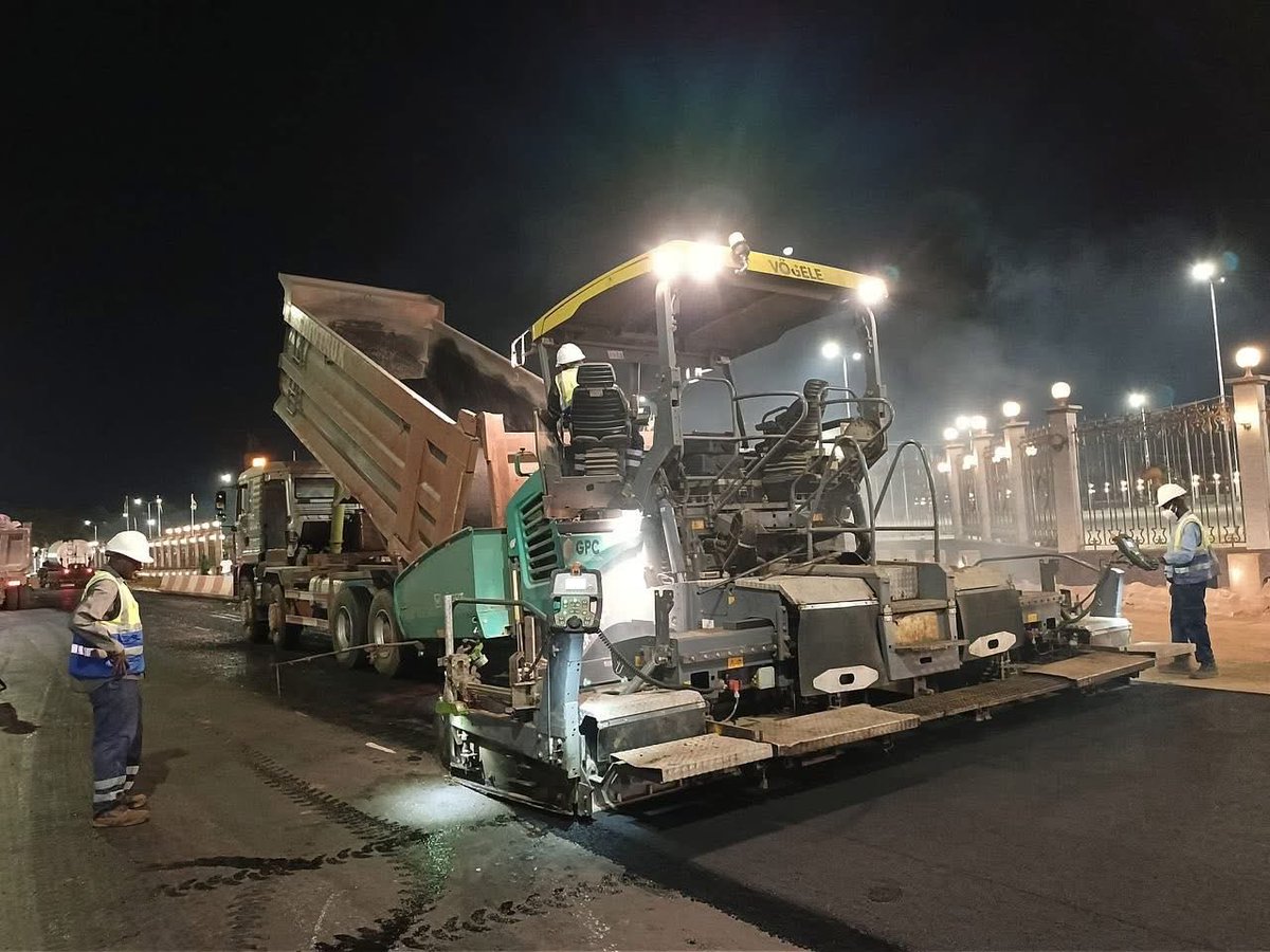 FerGuinee's tweet photo. Dans le cadre de son engagement en faveur du financement structuré pour le bien-être collectif, le FER SA assure le financement des travaux de resurfaçage de la chaussée sur la section de l’autoroute Fidel Castro comprise entre le Pont du 8 Novembre et le carrefour du Palais. https://t.co/fom1fVNJO1