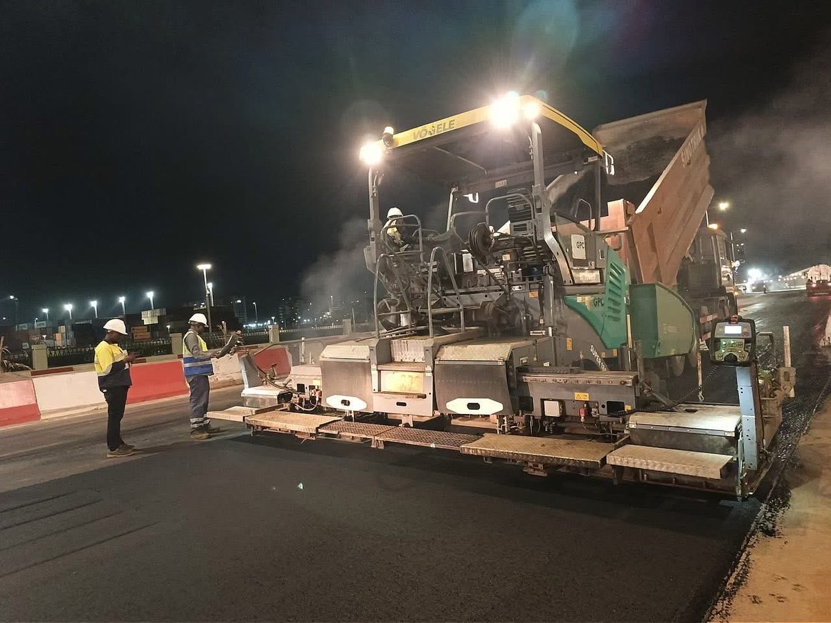 FerGuinee's tweet photo. Dans le cadre de son engagement en faveur du financement structuré pour le bien-être collectif, le FER SA assure le financement des travaux de resurfaçage de la chaussée sur la section de l’autoroute Fidel Castro comprise entre le Pont du 8 Novembre et le carrefour du Palais. https://t.co/fom1fVNJO1