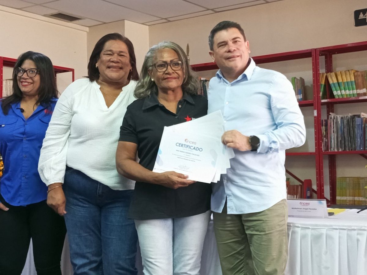 🤜 Emotiva entrega de certificado a Voceras y Voceros de la Comuna Socialista Antonio José de Sucre.

💢Se llevó a cabo en la Biblioteca Micaela González de Nazoa , el sector guarataro pq. San 

💯 Formate #INCE 

<a href="/delcyrodriguezv/">Delcy Rodríguez</a>
<a href="/gestionperfecta/">Carmen Meléndez</a>
<a href="/NorisHerrerar/">Noris Herrera</a>