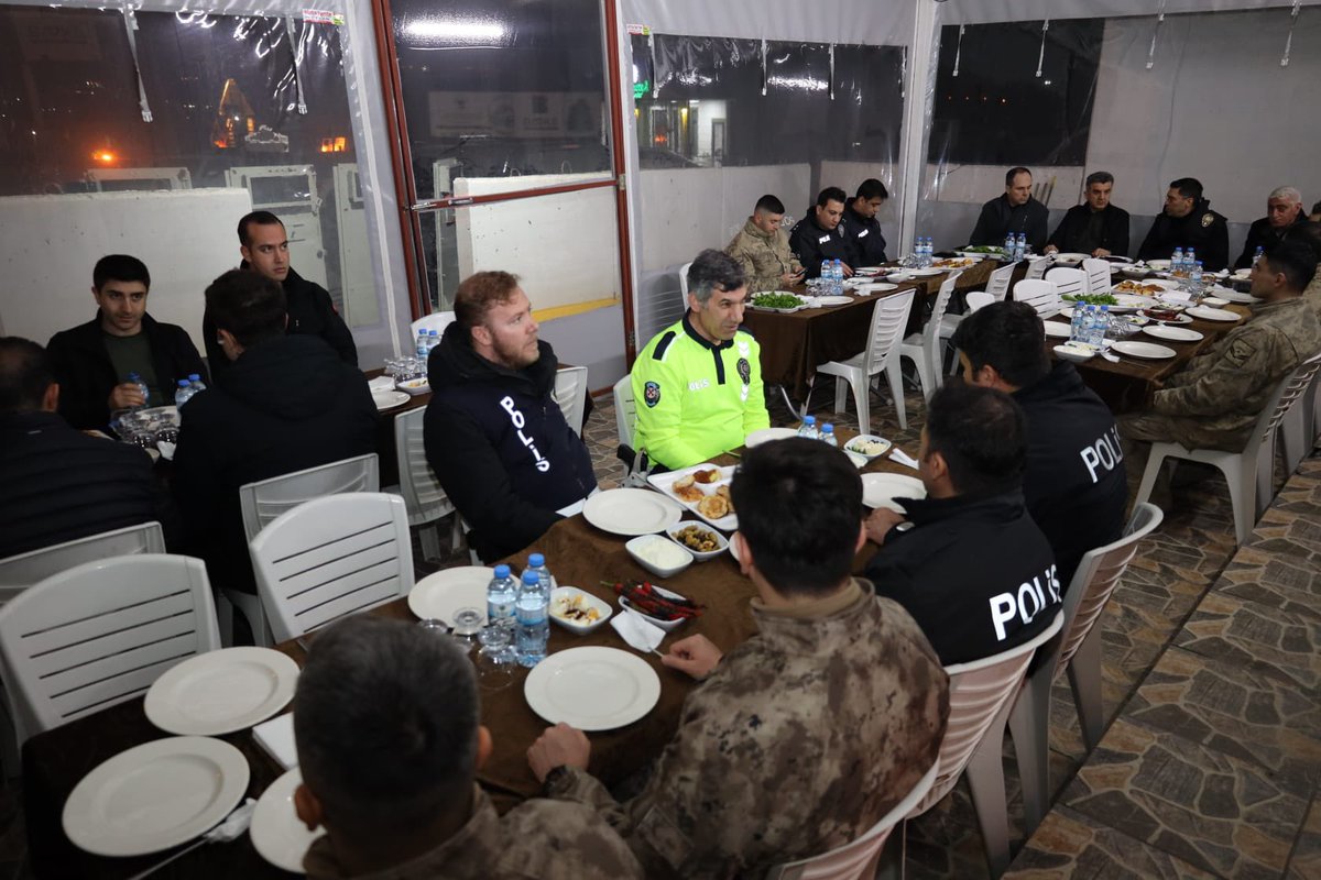 Ramazan Ayı’nın Bereketini Paylaşmaya Devam Ediyoruz. 🌙

Ramazan ayının rahmeti, bereketi ve kardeşlik ikliminde Milletimizin huzur ve güvenliği için gece gündüz demeden fedakârca görev yapan kahramanlarımızla Sahurda gönül sofrasında bir araya geldik. Sahurun bereketiyle